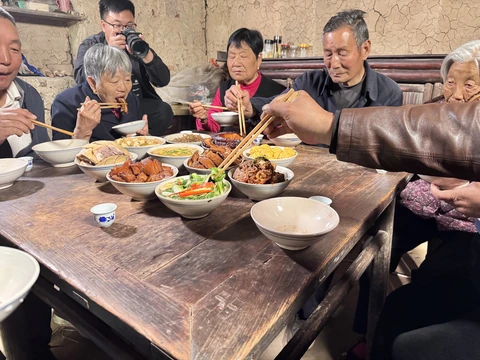 六安乡村家庭宴席人物近景