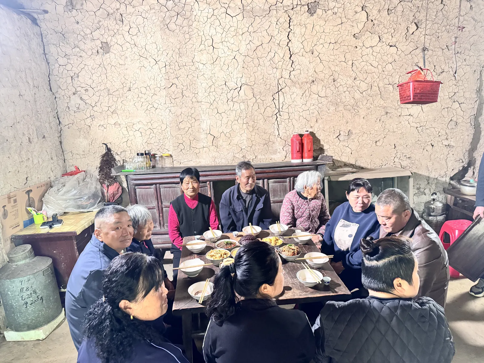 六安乡村老屋里亲友围坐共享十大海宴席
