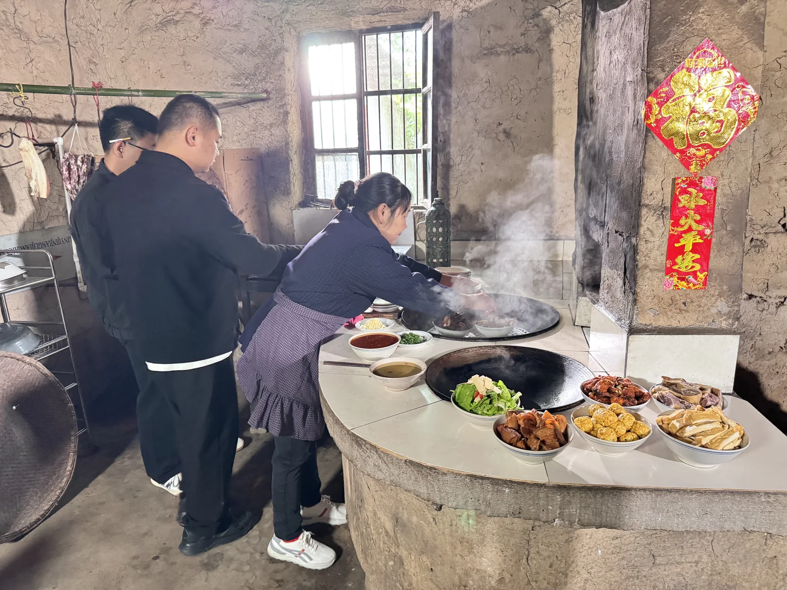 传统灶台烹制十大海菜品
