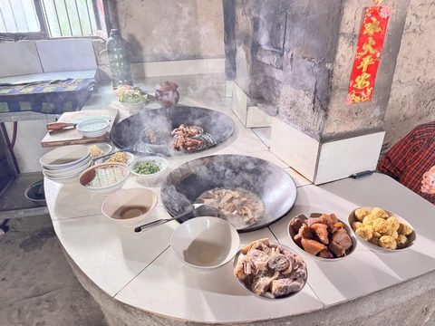 传统灶台与十大海菜肴